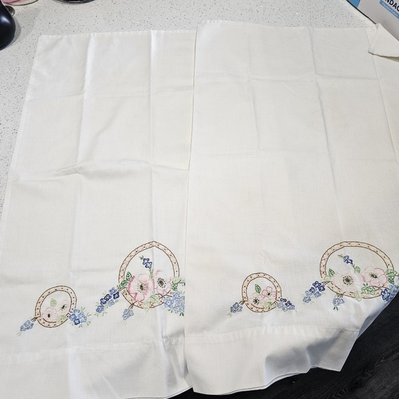 Hand Embroidered 2 Standard Size Vintage Pillowcases Floral Flowers *Read* - Picture 6 of 12